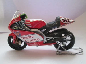 VALENTINO ROSSI NASTRO AZZURRO APRILIA RSW250 IMOLA 1998 1-18 SCALE MODEL - Foto 1 di 4
