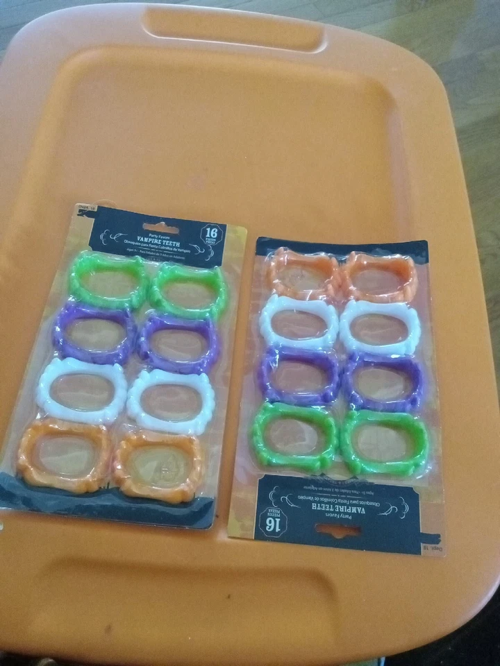 32 ~ Colmillos de Halloween Dientes de Vampiro 16 X Lote de 2 Favores de Fiesta de Colores Surtidos  Foto 1 de 1