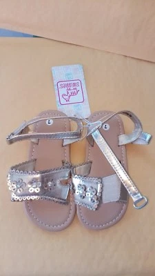 Swiggles Toddler Slip on Silver Sandal Size 7 with hook and loops heel strap  — 第 1/4 张图片