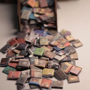 200 Stück Maßstab 1:12 Puppenhaus Miniatur Bücher Füllen Bücherregal Zubehör - Picture 1 of 8
