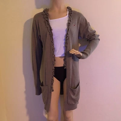 Suéter HOLLISTER Cárdigan Largo Abierto Marrón Volantes Grandes Bordado Logo Gaviota Foto 1 de 4