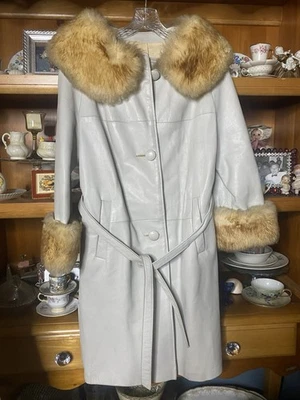 "Abrigo chaqueta vintage de cuero color crema y piel de oveja pecho mide 19"" de largo 37""" Foto 1 de 4