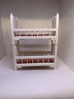 casa de muñecas literas miniatura o dos camas individuales pintadas 6" de alto x 4,5" x 2" de ancho Foto 1 de 4