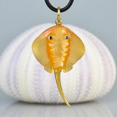 Stingray Pendant Mother-of-Pearl Blue Sapphire Gold Vermeil Sterling 6.88g - Image 1 of 4