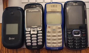 4 VINTAGE CELL PHONES - Photo 1 sur 1