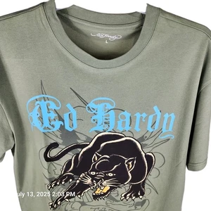 ED HARDY T-Shirt Uomo Grande Pantera Accovacciata '77 Tatuaggio Verde Oliva Mew Etichette - Foto 1 di 7