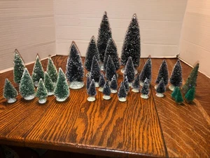 33 Cepillo para botellas flocadas abetos de Navidad tamaños surtidos pueblo de Navidad - Imagen 1 de 6