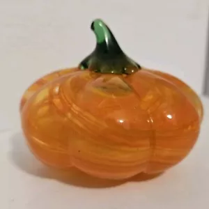 Kunstglas handgeblasen hellorange Kürbis Kürbis grün Glasstiel 4 Zoll breit - Bild 1 von 5