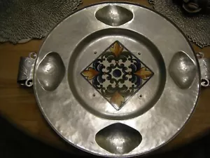 Bandeja de aluminio forjado a mano Cellini Craft década de 1930 con asas y azulejos - Imagen 1 de 4