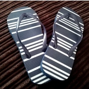 NAVY STRIPED FLIP FLOPS - UK SIZE YOUTHS/ADULTS 3/4 - Picture 1 of 2