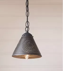Crestwood Shade Hänge Pendelleuchte. Pendelleuchte aus gestanztem Zinn im Wasserkocher schwarz - Bild 1 von 1