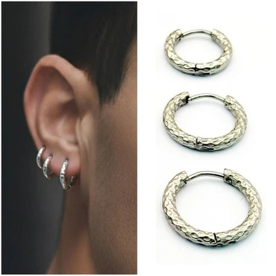 Orecchini a cerchio uomo donna coppia di cerchietti in acciaio inox intarsiato - Immagine 1 di 4