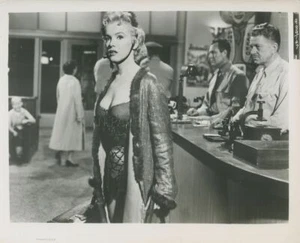 MARILYN MONROE BUS STOP 1956 PHOTO ORIGINAL #45 - Imagen 1 de 2