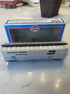 HO Scale Train Boxcar Burlington Northern Refrigerator 67908 Silver Model Power - Picture 1 of 7