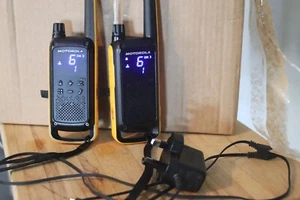 2x Motorola Talkabout T82 Extreme walkie talkie 2 way radio with charging plug - Zdjęcie 1 z 3