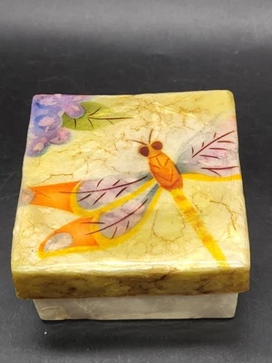 Caja de baratijas Capriz Airbrushed Libélula Hortensia 3"x3" Foto 1 de 4