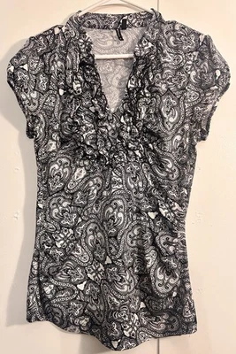 HeartSoul- 女式中号-黑白佩斯利印花荷叶边衬衫 — 第 1/4 张图片