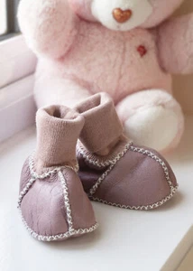 Luxury Sheepskin Baby Booties with Elastic Tops in Pink 0-6 Months Newborn Gift - Picture 1 of 8