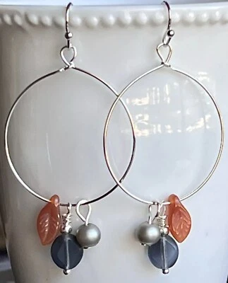 银色悬垂环状耳环带蓝色、珊瑚叶和灰色珍珠珠。 — 第 1/3 张图片