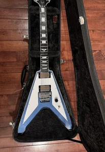 Guitarra Eléctrica Richie Faulkner Signature Flying V Pelham Azul Dorado Herrajes MG - Imagen 1 de 3