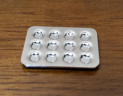 VINTAGE METAL MUFFIN PAN FOR MINIATURE DOLLHOUSE OR ROOMBOX  Foto 1 de 4