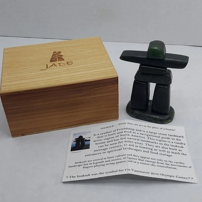 Estatua de jade de 3,5" figura inuksuk inuit con caja de madera Inukshuk  Foto 1 de 4