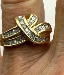 Anillo de Diamantes Redondo y Baguettes Cruzado Más de 4 Gramos Oro Amarillo 10K Talla 7 Ancho - Imagen 1 de 6