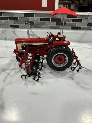1/16 Custom Precision 706 frente estrecho con cultivador de 4 filas  Foto 1 de 4