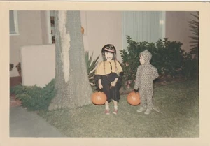 VINTAGE SCHNAPPSCHUSS: KINDER IN HEXE & GEPARD HALLOWEEN KOSTÜMEN - Bild 1 von 1