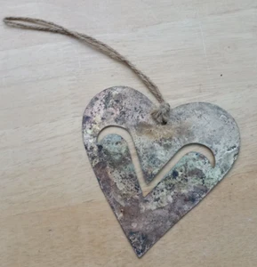 HANGING METAL GOLD COLOURED HEART SHABBY CHIC. VALENTINE CHRISTMAS WEDDING - Picture 1 of 2