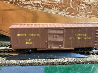 ARNOLD RAPIDO N SCALE UNION PACIFIC BOXCAR - Imagem 1 de 2