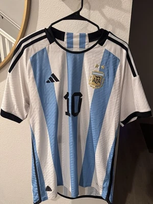 Camiseta Adidas Argentina 2022-2023 Auténtica Messi Home Hombre Talla Grande Nueva Foto 1 de 4