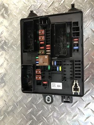 2013 2015 CADILLAC ATS ДВИГАТЕЛЬ ПРЕДОХРАНИТЕЛЬ РЕЛЕ КОРОБКА В СБОРЕ OEM 22959735 - Изображение 1 из 4