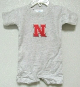 Pagliaccetto a T NCAA Nebraska Cornhuskers rosso logo N su cenere neonato due piedi davanti - Foto 1 di 3