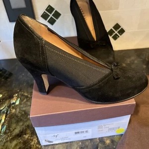 Zapatos de salón Anyi Lu Heart negros de gamuza para mujer con bolsa antipolvo y cuerno para zapatos precio de venta sugerido por el fabricante $375 nuevos en caja - Imagen 1 de 6