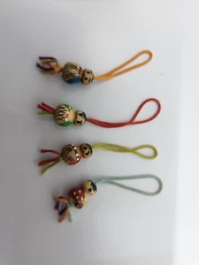 Vintage Good Luck Chinese Doll Charms, Chinitos 80er Miniatur Holz Spielzeug, Spanien - Bild 1 von 3