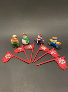 Pista da sci Babbo Natale Mr. Christmas pezzi di ricambio 4 figure da sci 6 bandiere OEM - Foto 1 di 7