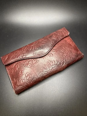 Cartera de cuero granate Buxton vintage para mujer diseño floral en relieve Foto 1 de 4