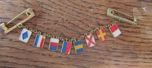 Alte Reversnadel, Kette, Kettchen mit 8 Anhänger als Flaggen, Souvenir Schiff - Bild 1 von 5