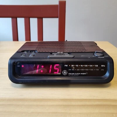 General Electric GE Vintage AM/FM Clock Radio MODEL 7-4613A - Image 1 of 4