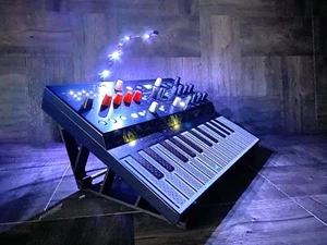 25o Stojak ze światłem LED do syntezatora Arturia MicroFREAK - Kolor CZARNY - USA - Zdjęcie 1 z 14