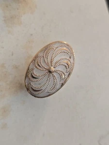 0.75" Pretty White Gold Tone Buttons Swirl Flowers Vintage Suttons Schwanda X 4 - Picture 1 of 3