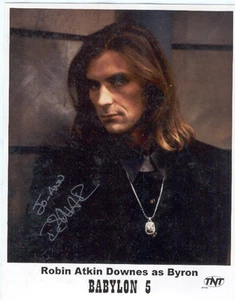 AUTÓGRAFO FOTO OFICIAL EN COLOR - ROBIN ATKIN DOWNES - BABYLON 5 - BYRON - BUFFY - Imagen 1 de 2