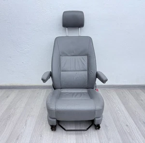 VW T5 Multivan Beifahrersitz Sitz vorne rechts Leder grau Armlehnen Sitzheizung - Bild 1 von 13