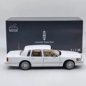 1/18 Lincoln Towncar V8 1993-1995 modelo Super Diecast (asiento de cuero) blanco - Imagen 1 de 9