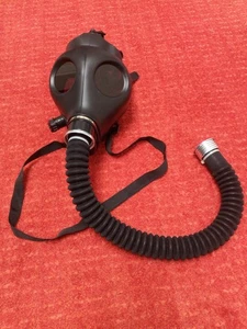 Gasmaske Schwarz Schlauch breathe play - Bild 1 von 6
