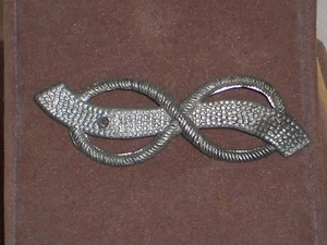 PIN DE ARCO DE METAL FLEXIBLE TONO PLATA VINTAGE CON TEXTURAS DE CUERDA Y PUNTOS - Imagen 1 de 2