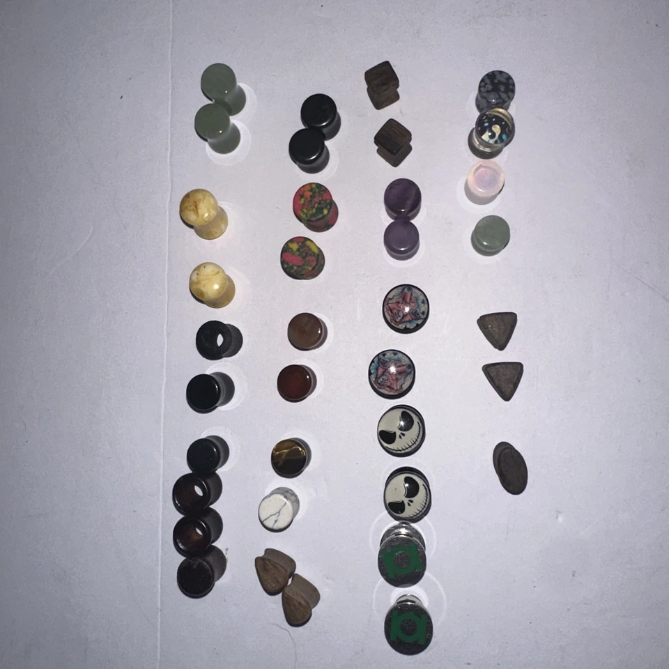 Lote de 37 plugues/túneis/medidores sortidos calibre 0 veja fotos. Algumas peças exclusivas - Imagem 1 de 4