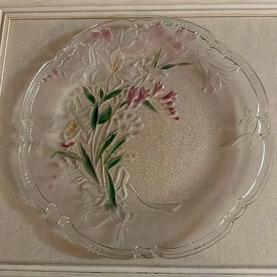 Plato de cristal esmerilado detallado con diseño floral 3D y cinta. Foto 1 de 4