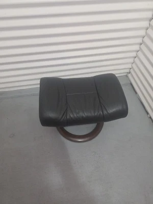 Otomana Ekornes Stressless de cuero color negro | Función de inclinación | Base de madera  Foto 1 de 4